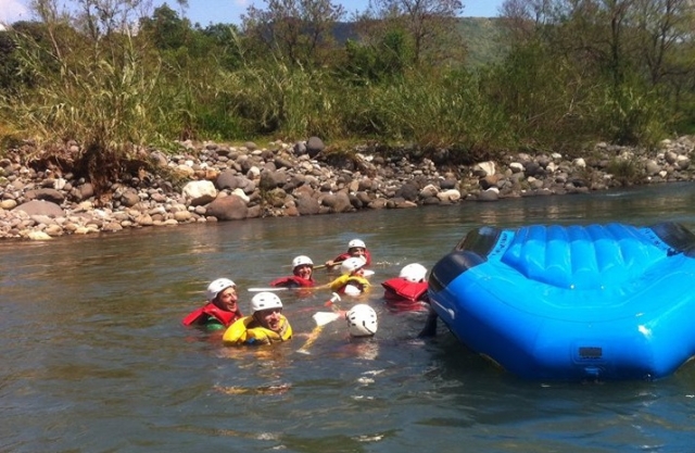  每个人都在水中